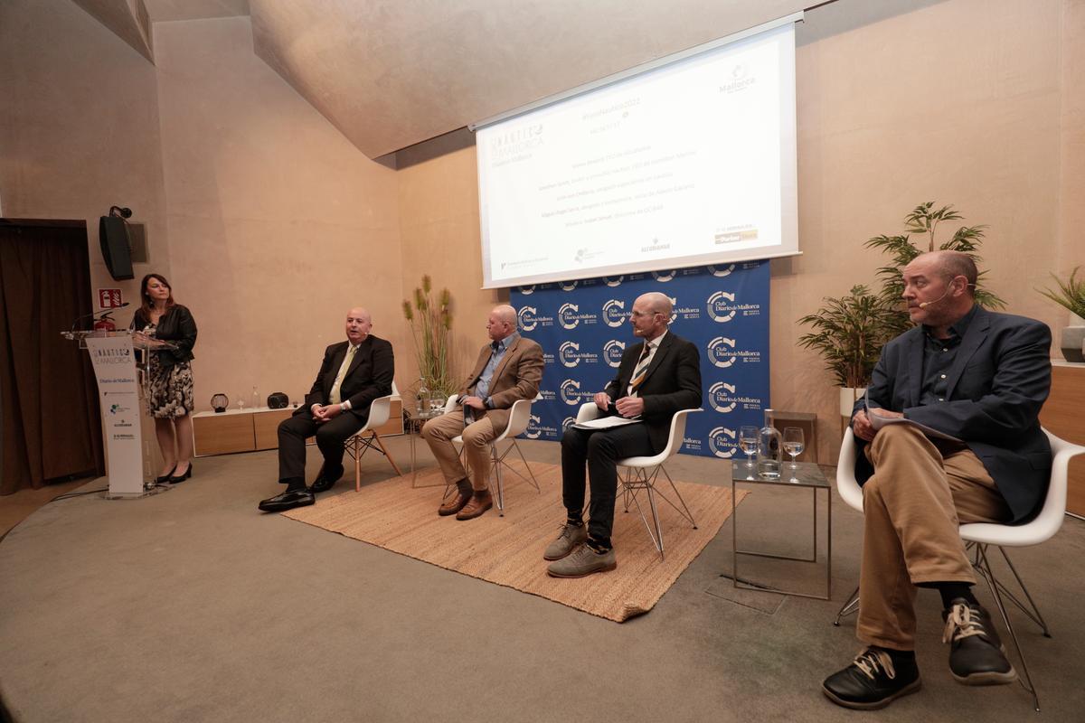 Isabel Teruel, directora de OCIBAR, ejerció como moderadora. En esta imagen, los participantes en la mesa sobre ‘Retos de Mallorca como destino náutico para grandes yates’. Tomeu Bestard, CEOde Alcudiamar; Jonathan Syrett, CEOde Hamilton Marine; León Von Ondarza, abogado especialista en náutica; y Miguel Ángel Serra, abogado y economista, socio de Albors.