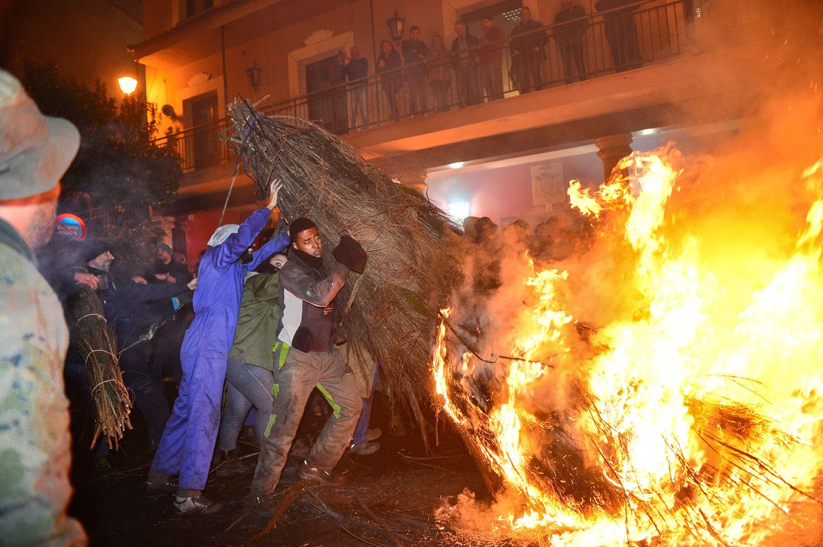 Fotogalería | Así fue la noche de los Escobazos en Jarandilla de la Vera