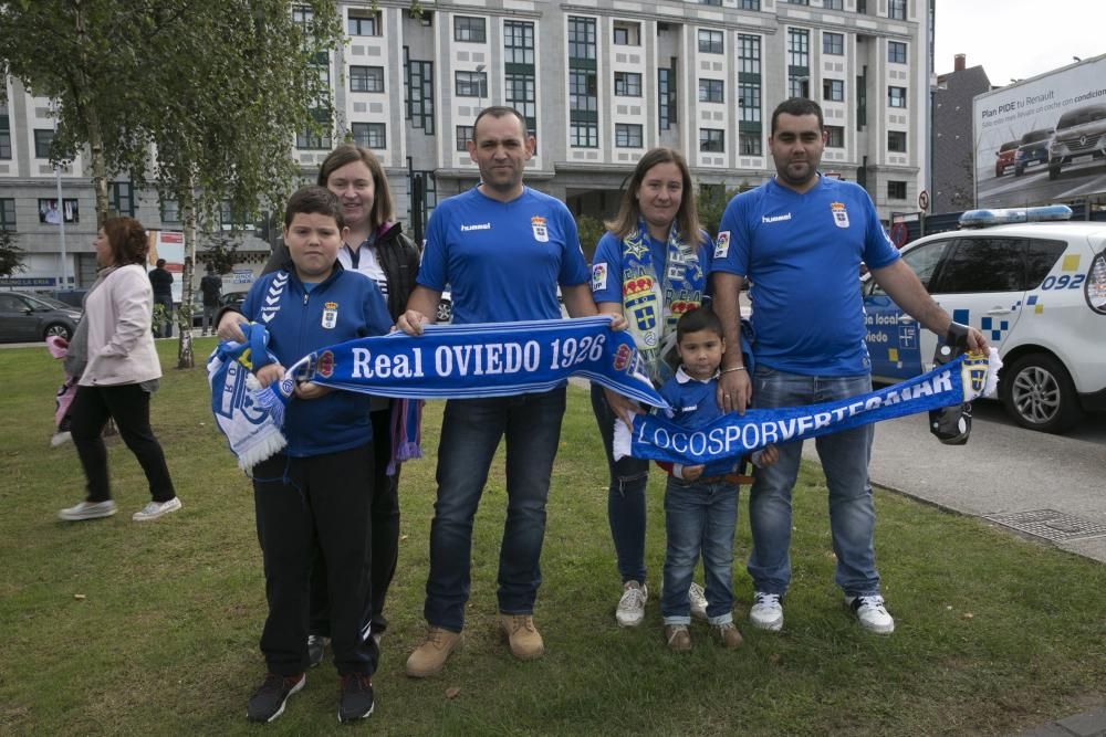 La afición azul apoya al Real Oviedo en el Tartiere
