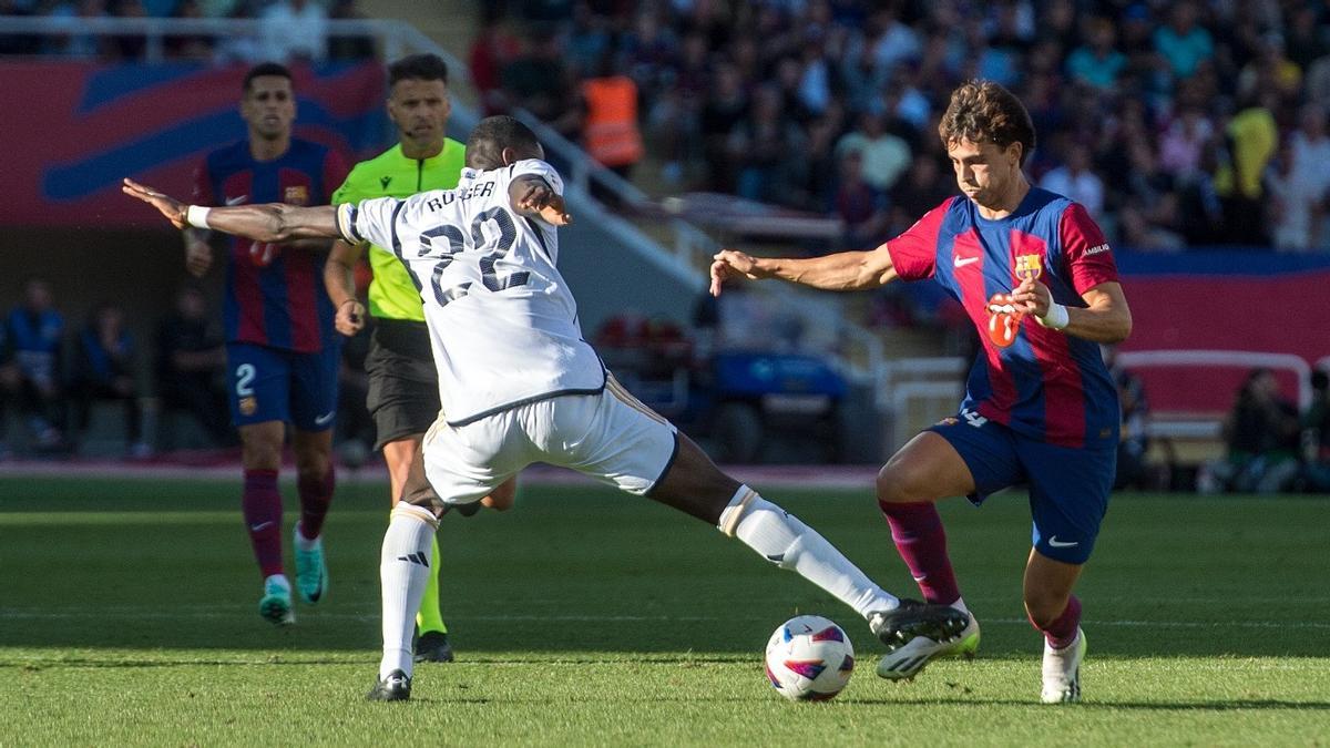 João Félix intenta desbordar a Rüdiger.