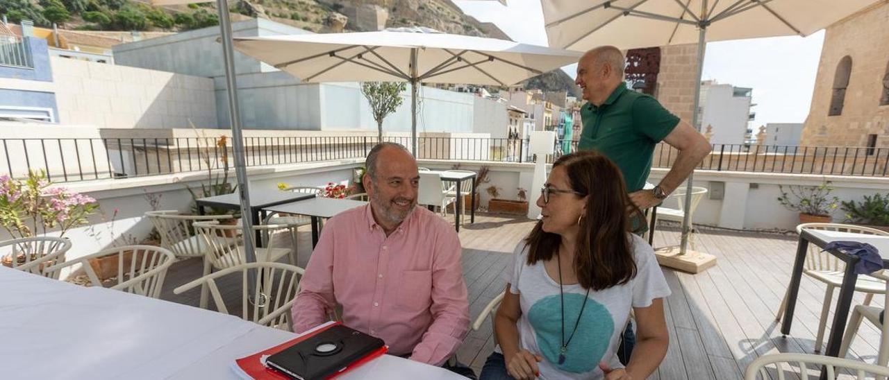 El secretario general del PSOE en Alicante, Miguel Millana, y la portavoz, Trini Amorós.