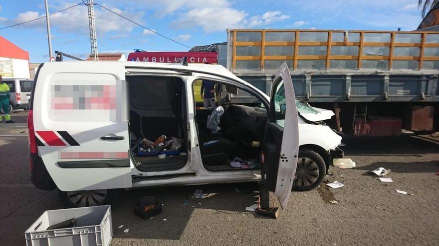 Choque entre una furgoneta y un camión estacionado en Cullera