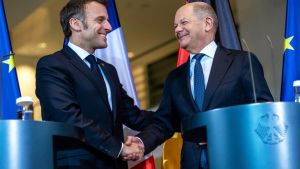 El presidente francés, Emmanuel Macron, y el canciller alemán, Olaf Scholz, durante su encuentro este martes en Berlín.