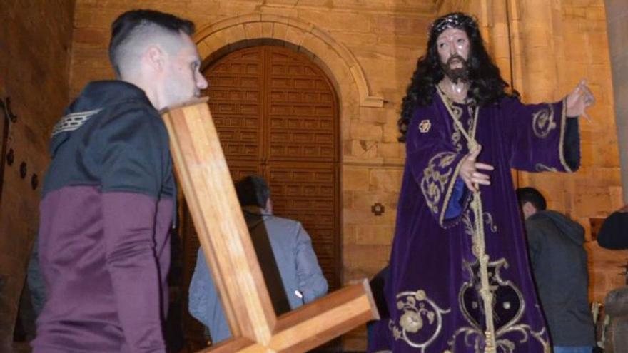 Semana Santa en Benavente: El Nazareno y la Virgen esperan en sus andas