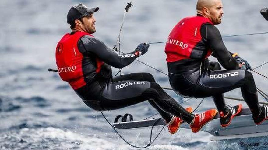 Los hermanos Alonso, durante una regata.