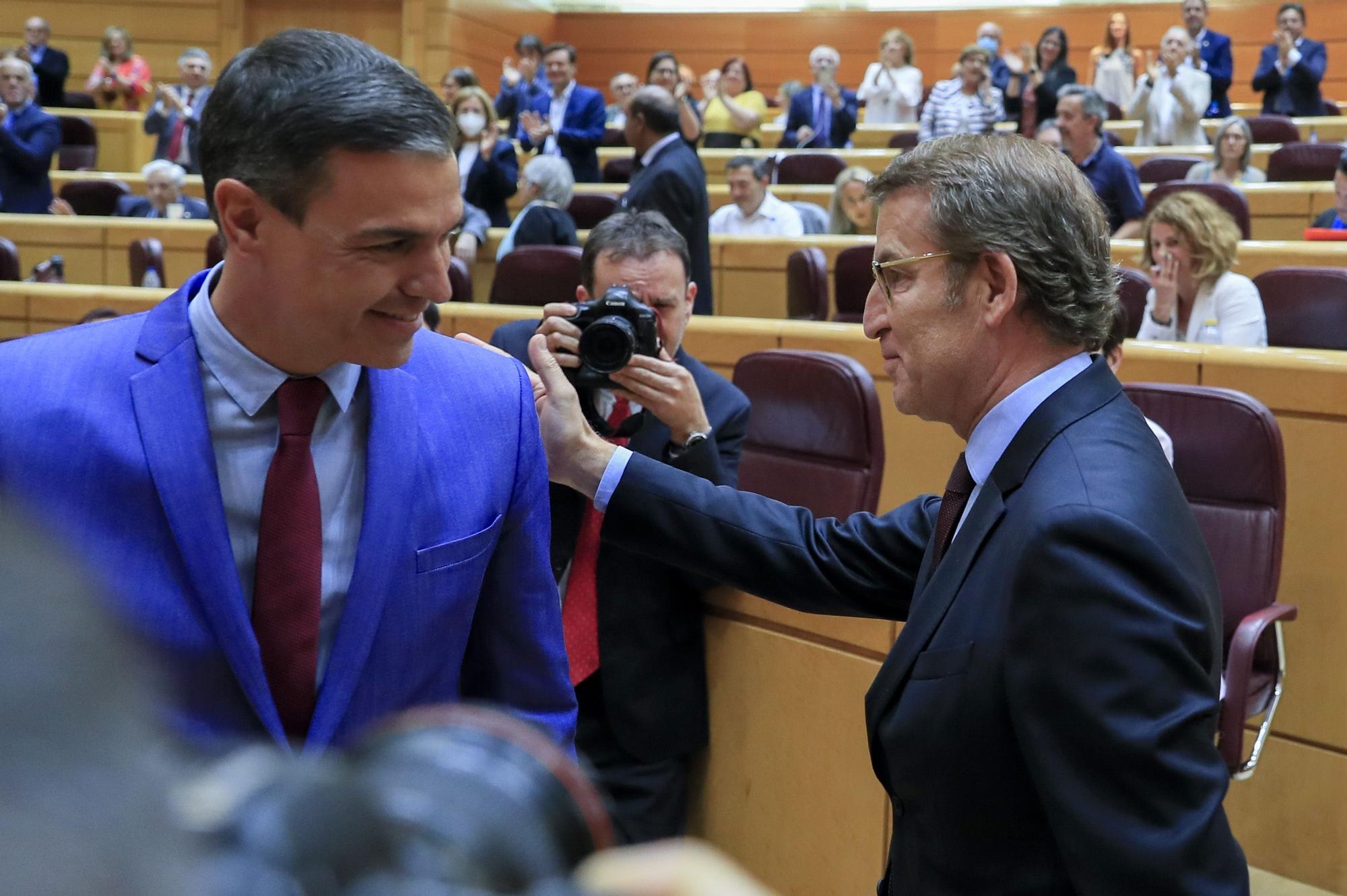 El presidente del gobierno Pedro Sánchez, y el líder del PP Alberto Nuñez Feijóo, durante la sesión de control este martes en la Cámara Alta en Madrid.-