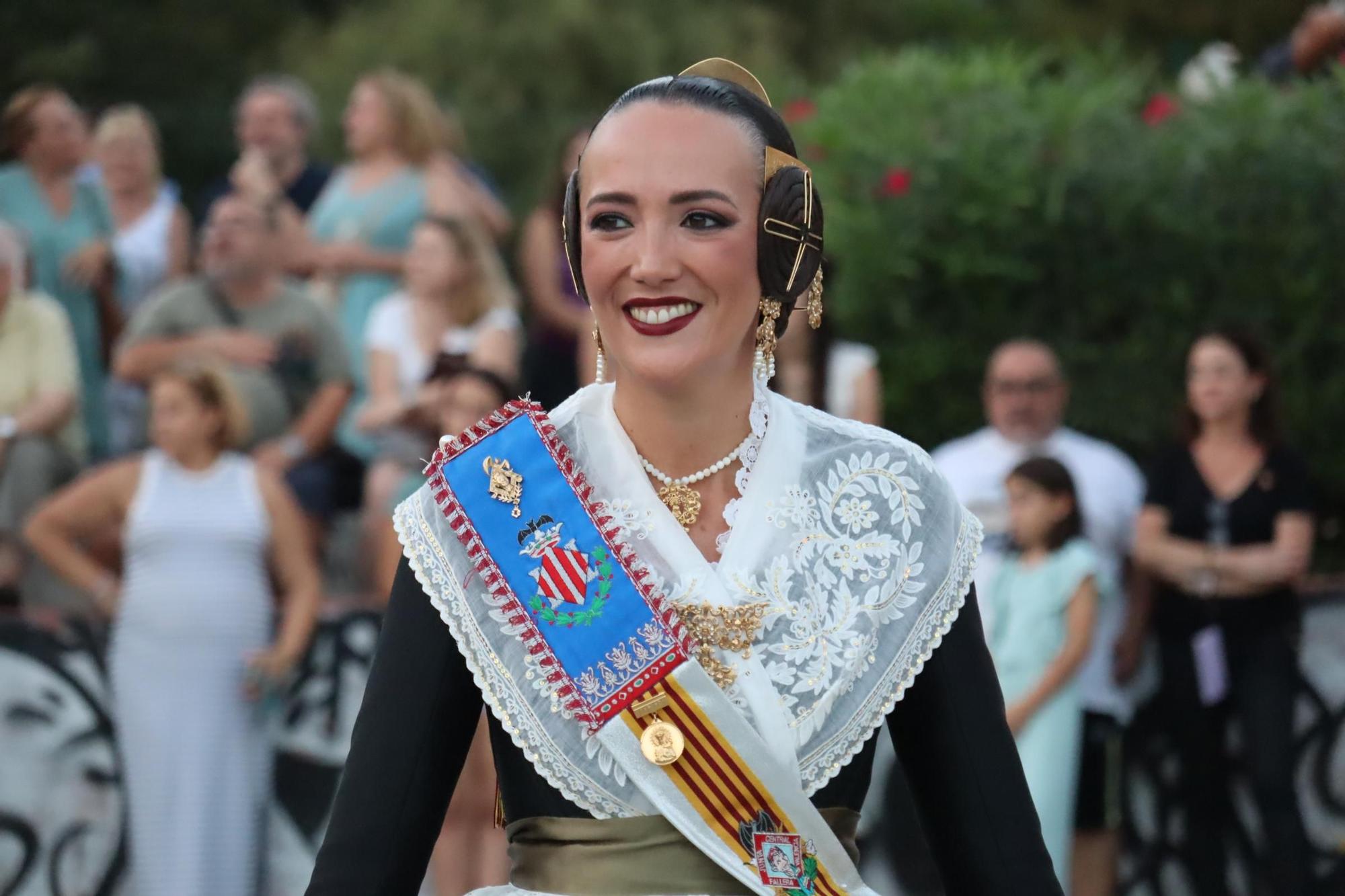 Las fallas de Camins al Grau izan la Senyera