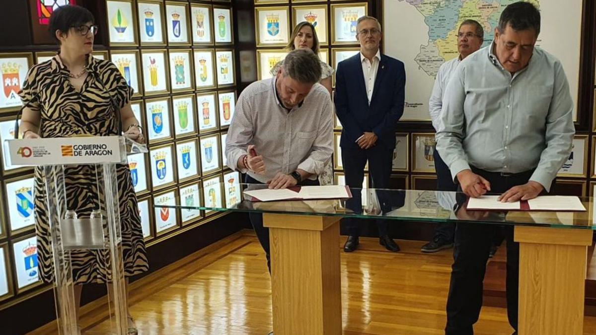 José Luis Soro y Jesús Bazán durante la firma del convenio. | SERVICIO ESPECIAL