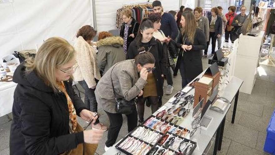 Visitantes, ayer, en la feria de Lalín. // Bernabé/Javier Lalín