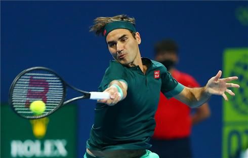Federer golpea una derecha, en Doha.
