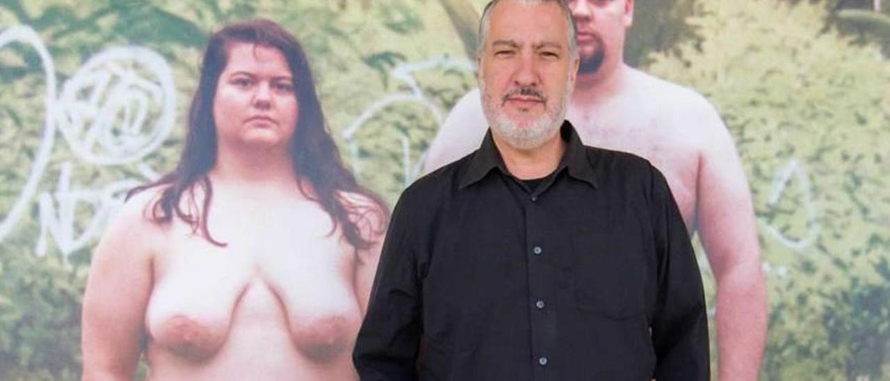 Spencer Tunick, delante de una de sus fotos.