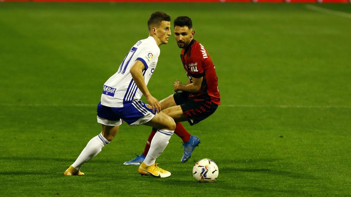 Nieto dribla a un adversario en el partido ante el Mirandés en La Romareda.