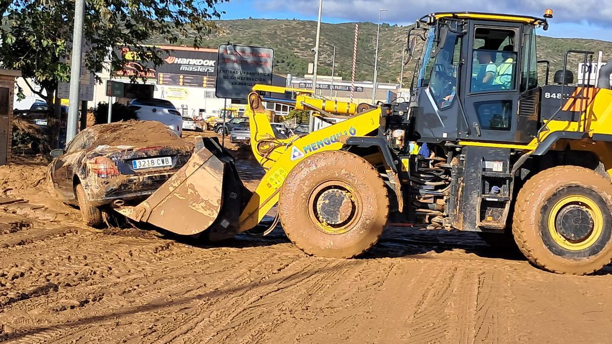 Maquinaria pesada trabaja para retirar vehículos destrozados y liberar viales.