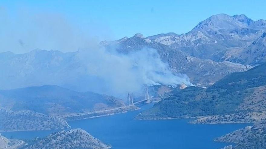 Alarma a un paso del Negrón por un gran incendio en el entorno del embalse de Barrios de Luna que cubre de humo la autopista Asturias-León