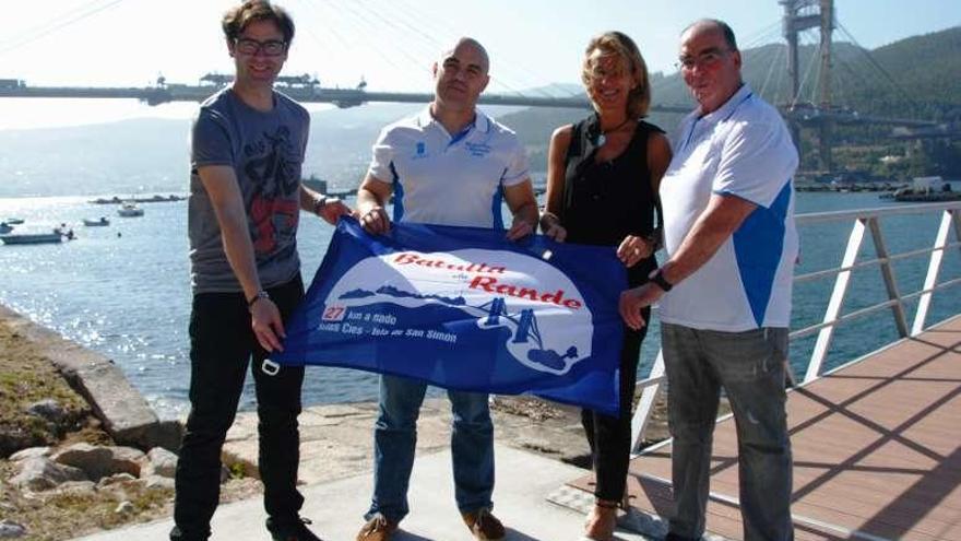 Julio Mougán (Concello de Redondela), Aitor de Luis (organización), María Troncoso (Coca Cola) e Ignacio Vizcaíno (Club Cíes Ons).