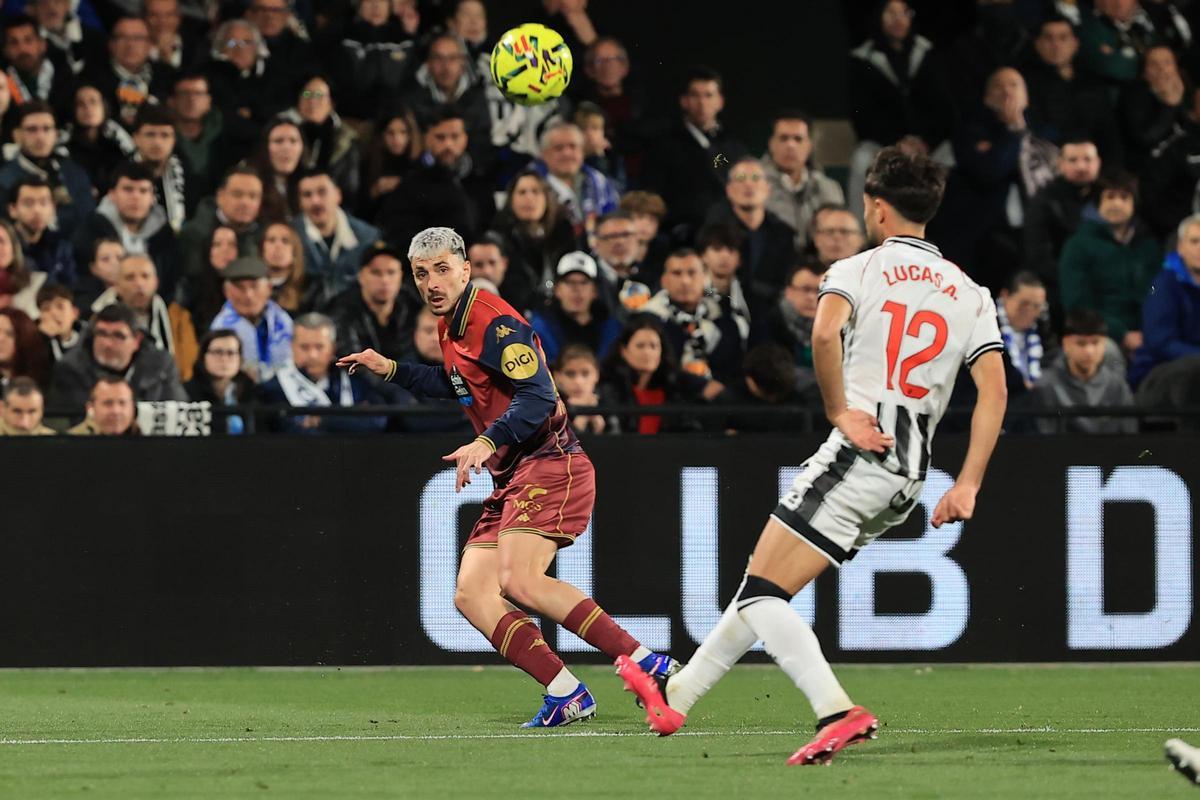 Ximo Navarro, en un lance con Lucas Alcázar, del Castellón.