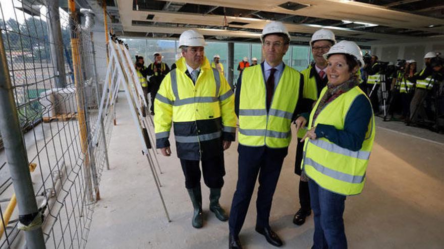 Feijóo, en una visita a las obras del nuevo hospital. // Marta G. Brea