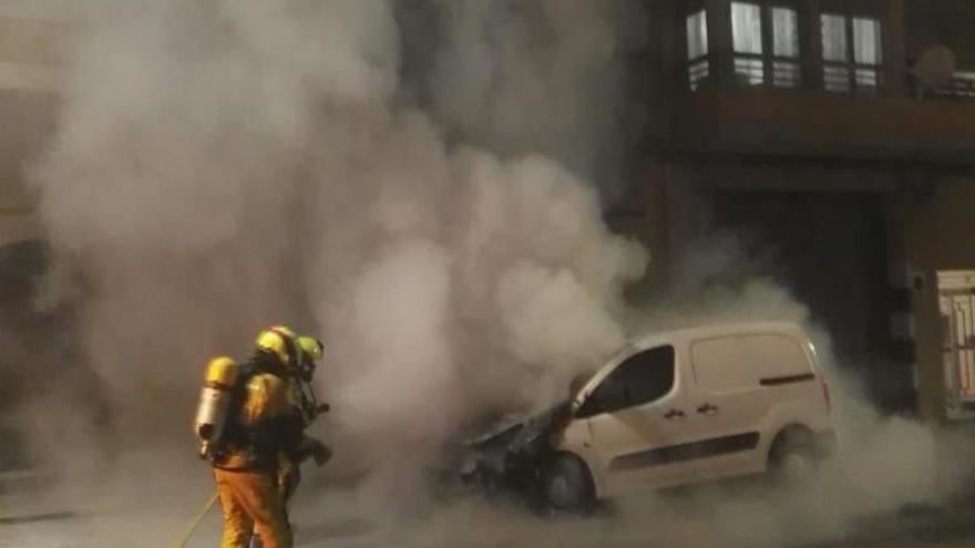 Los bomberos evitan que el aparatoso incendio de una furgoneta en Benissa se propague a una finca