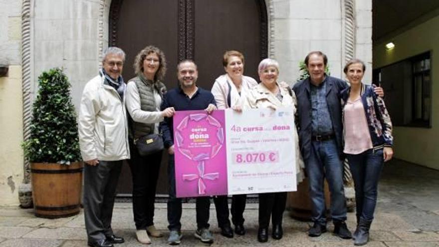 Entrega dels més de 8.000 € de la cursa de la dona