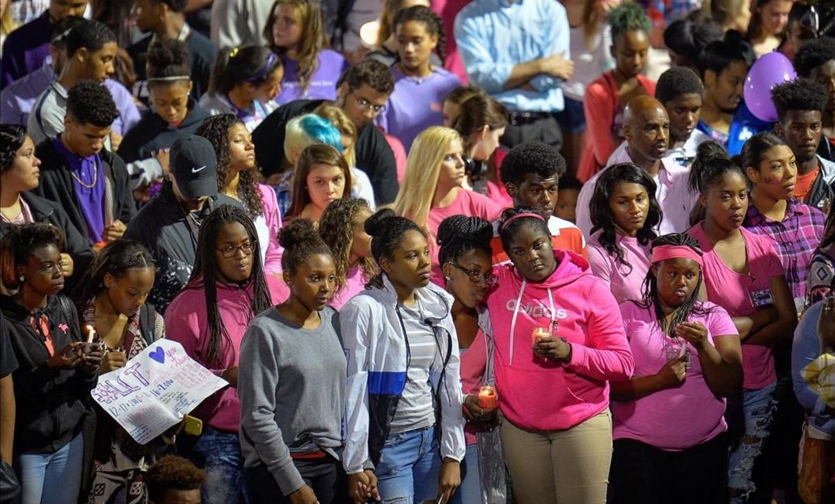 segea35946459 people gather during a candlelight vigil at lafayette high s161018094120