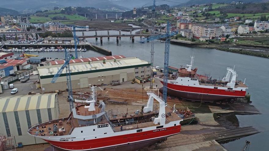 Muelles de trabajo   de Astilleros Armón, en Gijón.