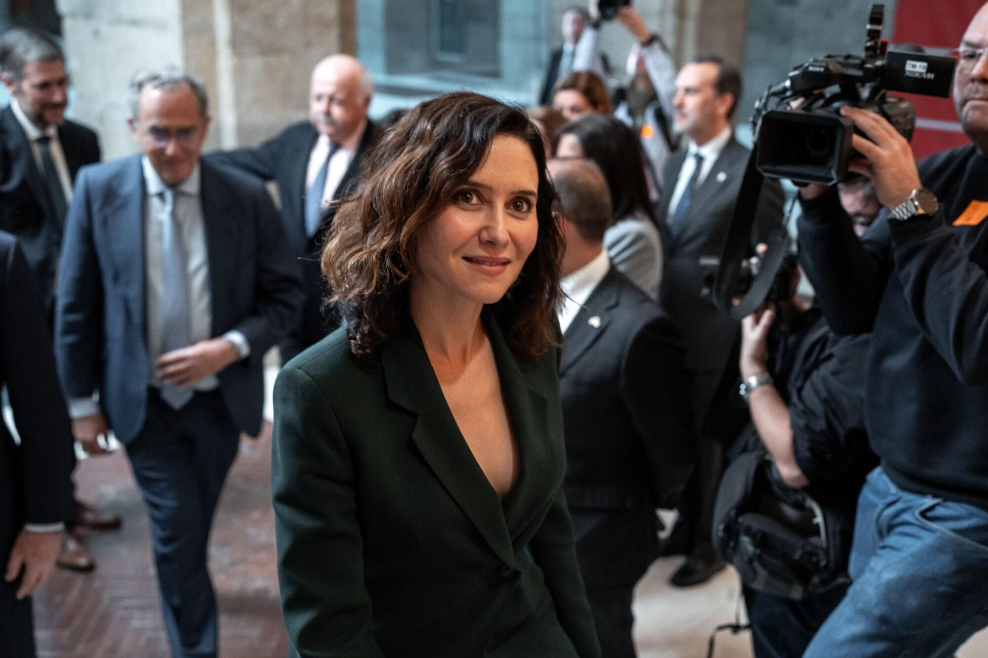 Ayuso asegura que le han desaparecido mensajes con Pedro Sánchez del móvil