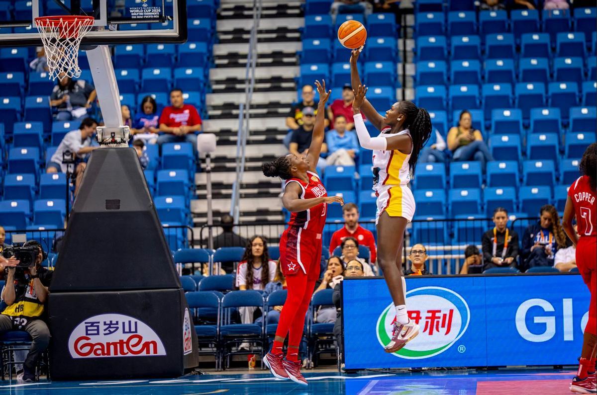 Awa Fam lanza a canasta en el partido del PreMundial ante Estados Unidos.