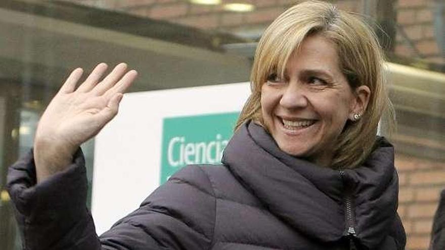 La infanta Cristina, a la entrada de la clínica donde está su padre. // Efe