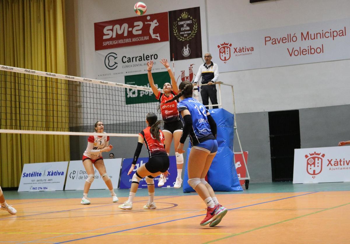 El Ahora Vóley Xàtiva femenino en un partido en el pabellón setabense.
