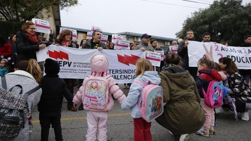 Protesta de los padres en el Colegio Virgen del Rosario de Torrevieja /Foto de JOAQUÍN CARRIÓN