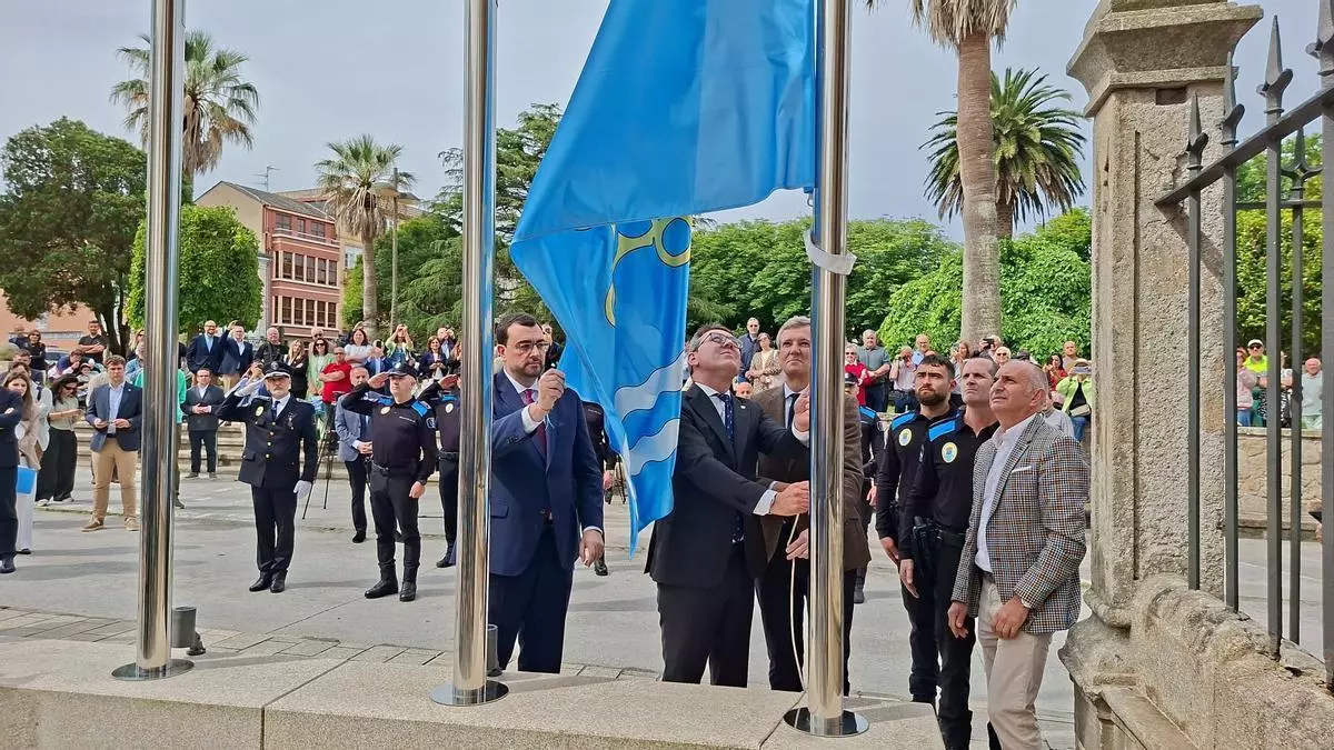 Barbón y Rueda escenifican su unidad con el izado de la nueva bandera de Ribadeo, "una villa muy gallega, pero muy abierta a los asturianos"