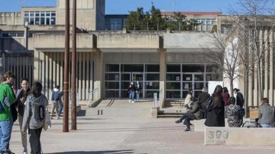 Jóvenes estudiantes en la UIB