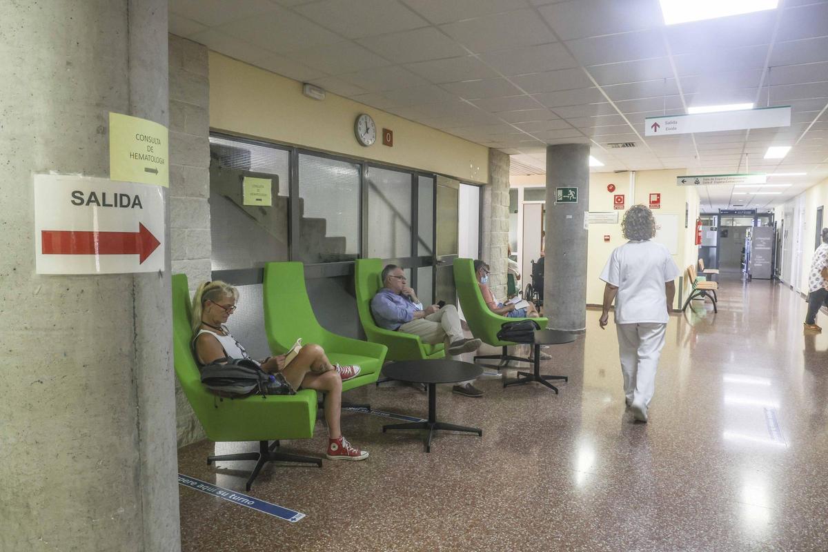 El hospital de San Juan incorpora nuevo mobiliario para "humanizar" las salas de espera