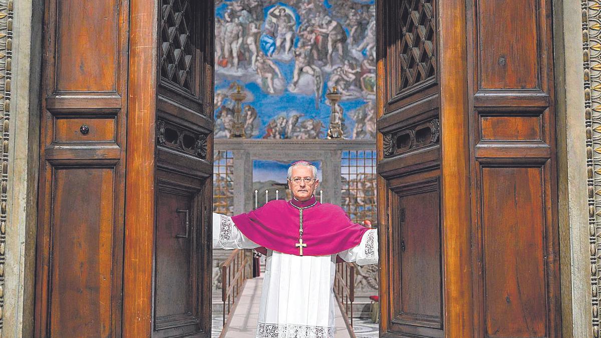 Diego Giovanni Ravelli cierra las puertas de la Capilla Sixtina para dar comienzo al cónclave.