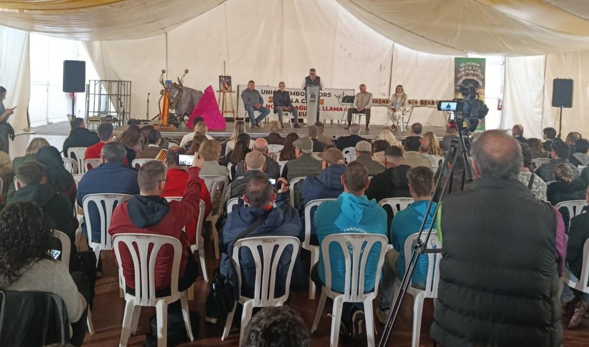 La charla congregó a numerosos aficionados del mundo del toro.