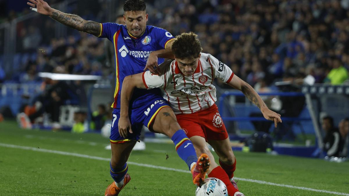 Joel Roca, lluitant per una pilota en el partit a Getafe.