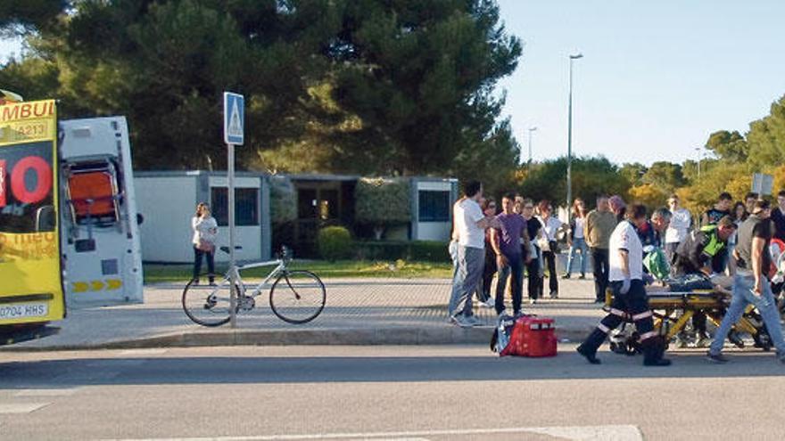 La ambulancia, junto a la bicicleta siniestrada, mientras el personal del 061 atiende al joven.