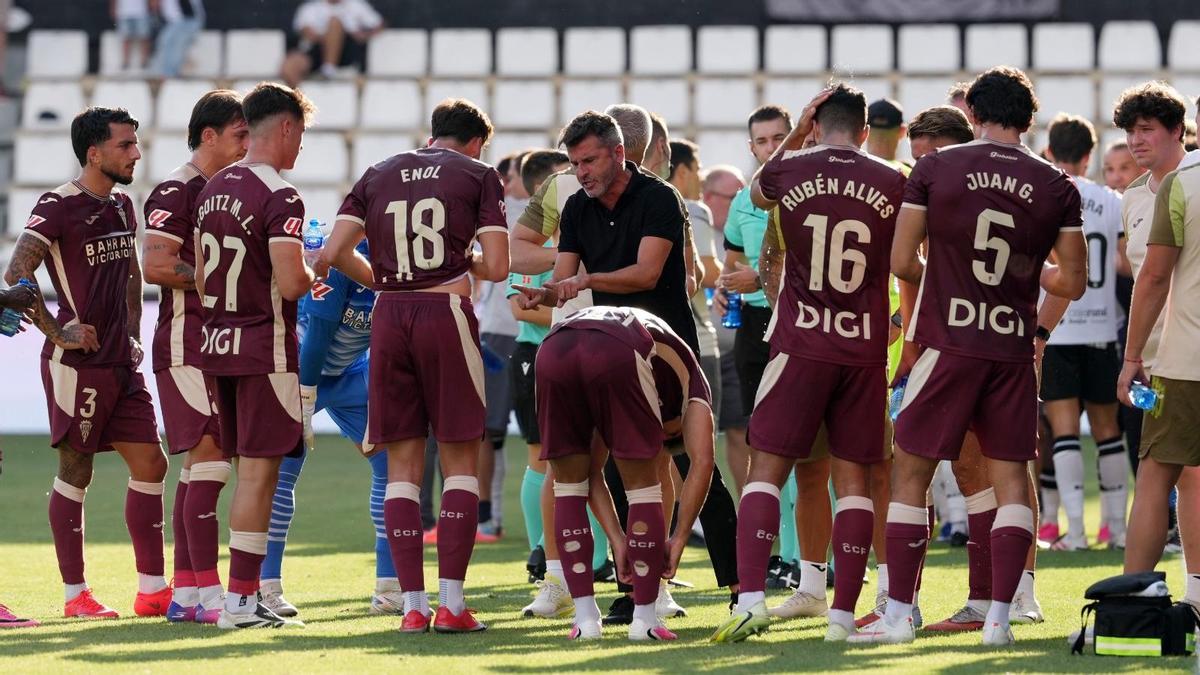 Iván Ania da indicaciones a sus futbolistas durante uno de los parones de hidratación del duelo en Burgos.