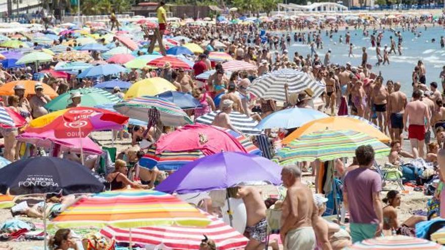 La playa del Postiguet, abarrotada ayer con el retorno del buen tiempo.