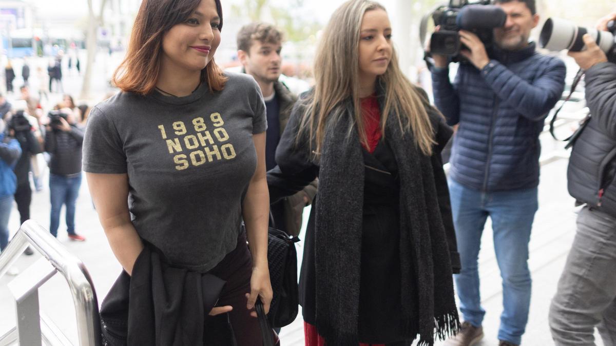 La actriz Elisa Mouliaá (i) llega a los Juzgados de Plaza de Castilla para entregar su teléfono móvil a fin de que la Policía Nacional pueda analizar las conversaciones que mantuvieron, a 11 de abril de 2025, en Madrid (España).