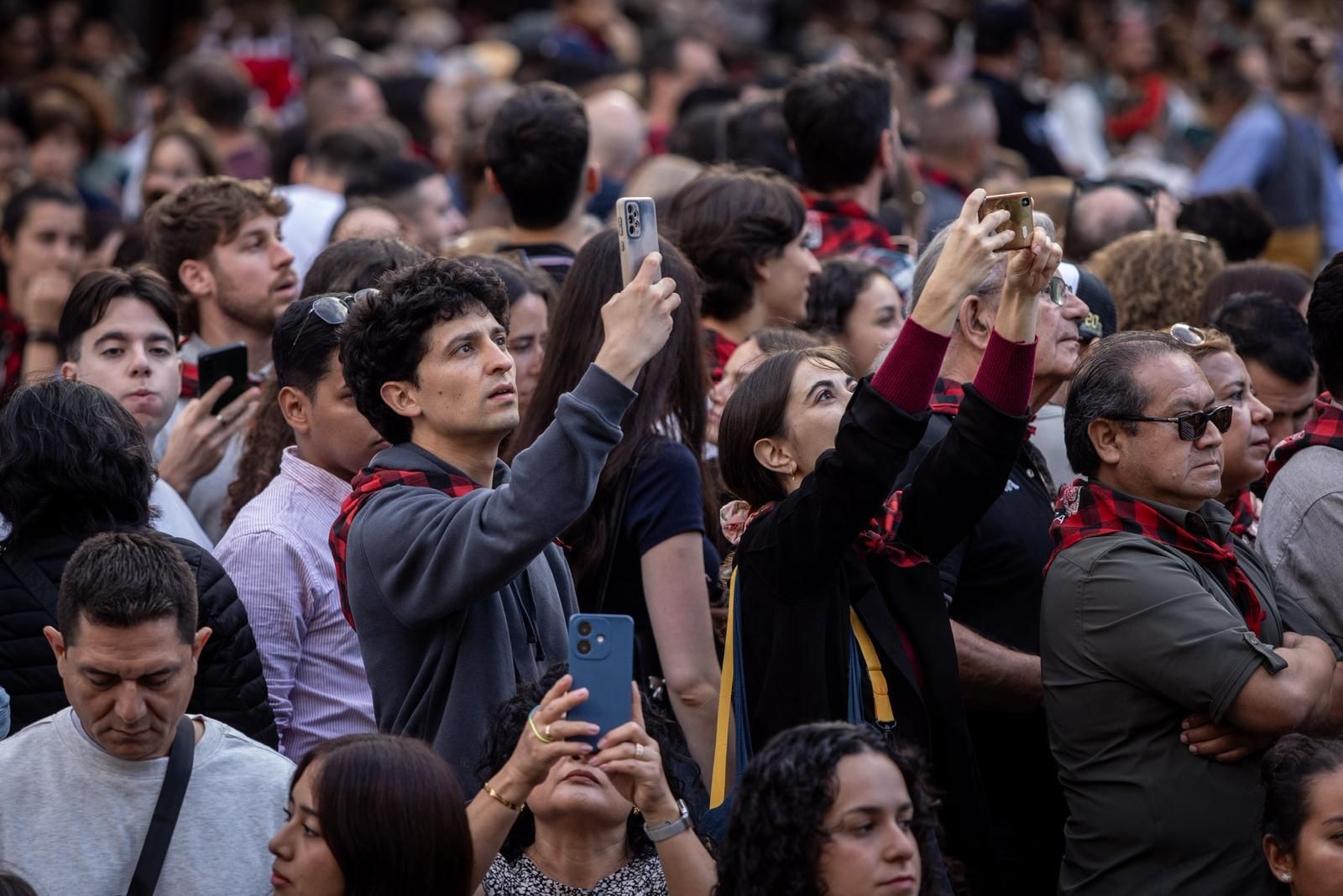 En imágenes | Zaragoza vive su día grande con la Ofrenda de Flores a la Virgen del Pilar