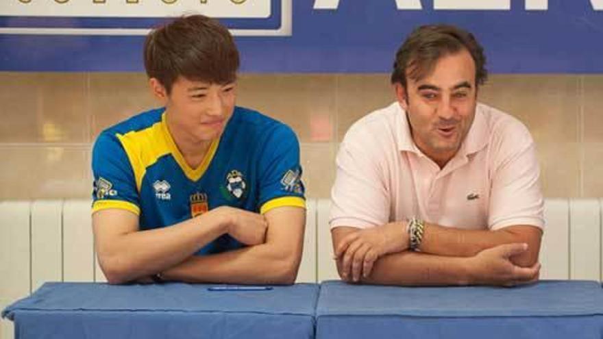 Yeo Bong Hun, a la izquierda de la imagen, en su presentación como jugador del Alcorcón.