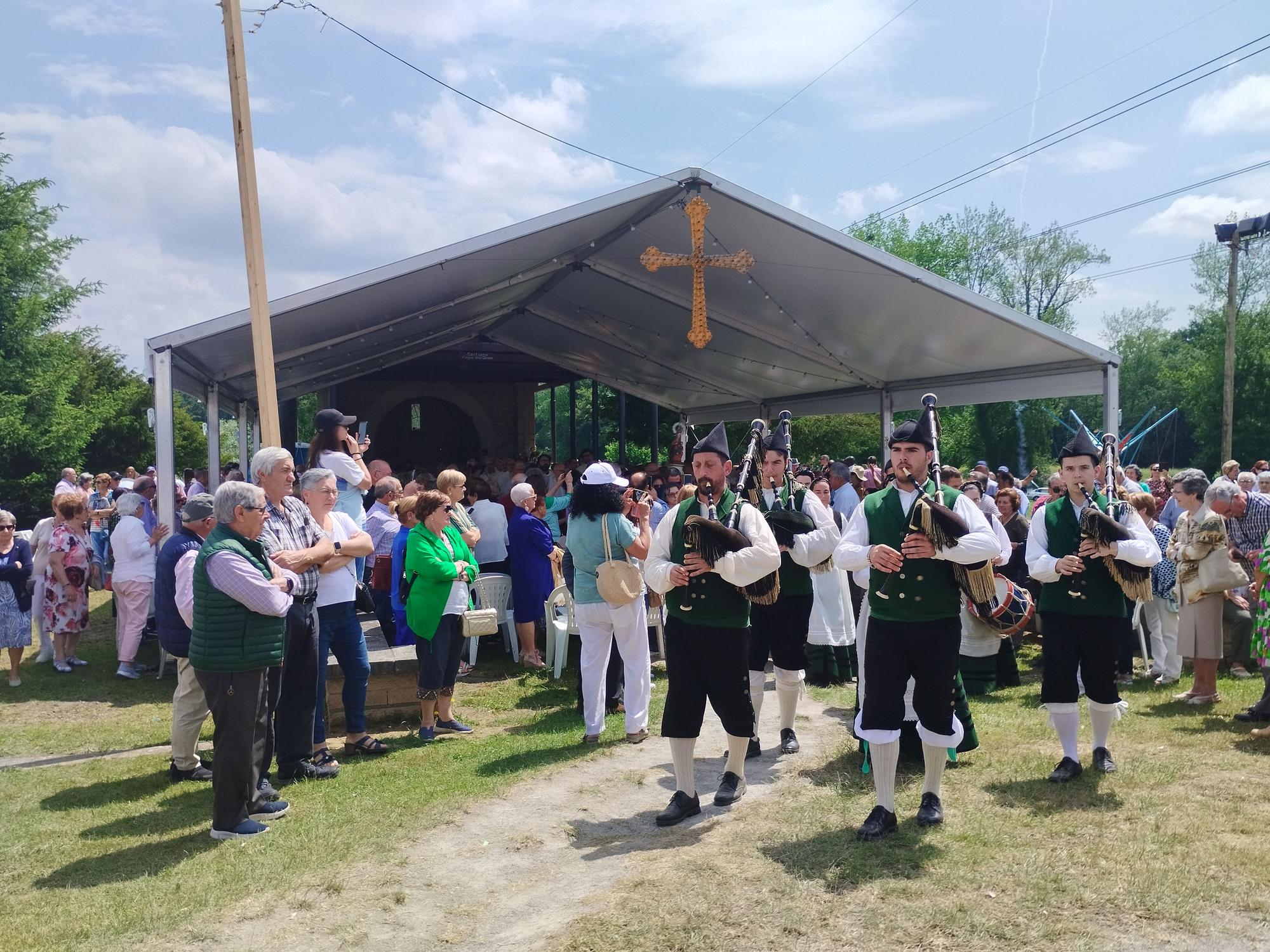 La misa solemne y procesión de la Virgen de la Cabeza en Meres, en imágenes