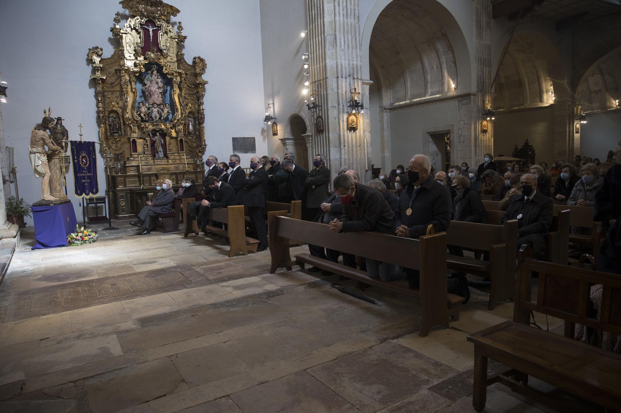 EN IMÁGENES: Besapiés del Flagelado en la Semana Santa de Oviedo