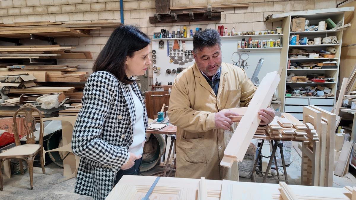 La delegada de Empleo, Mª Dolores Gálvez, durante la visita al taller artesano de Santiago Valverde.