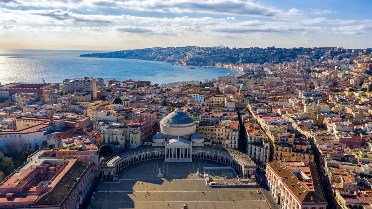 Nápoles se abre al golfo desde la Piazza del Plebiscito, una de las grandes puertas monumentales del sur de Italia.
