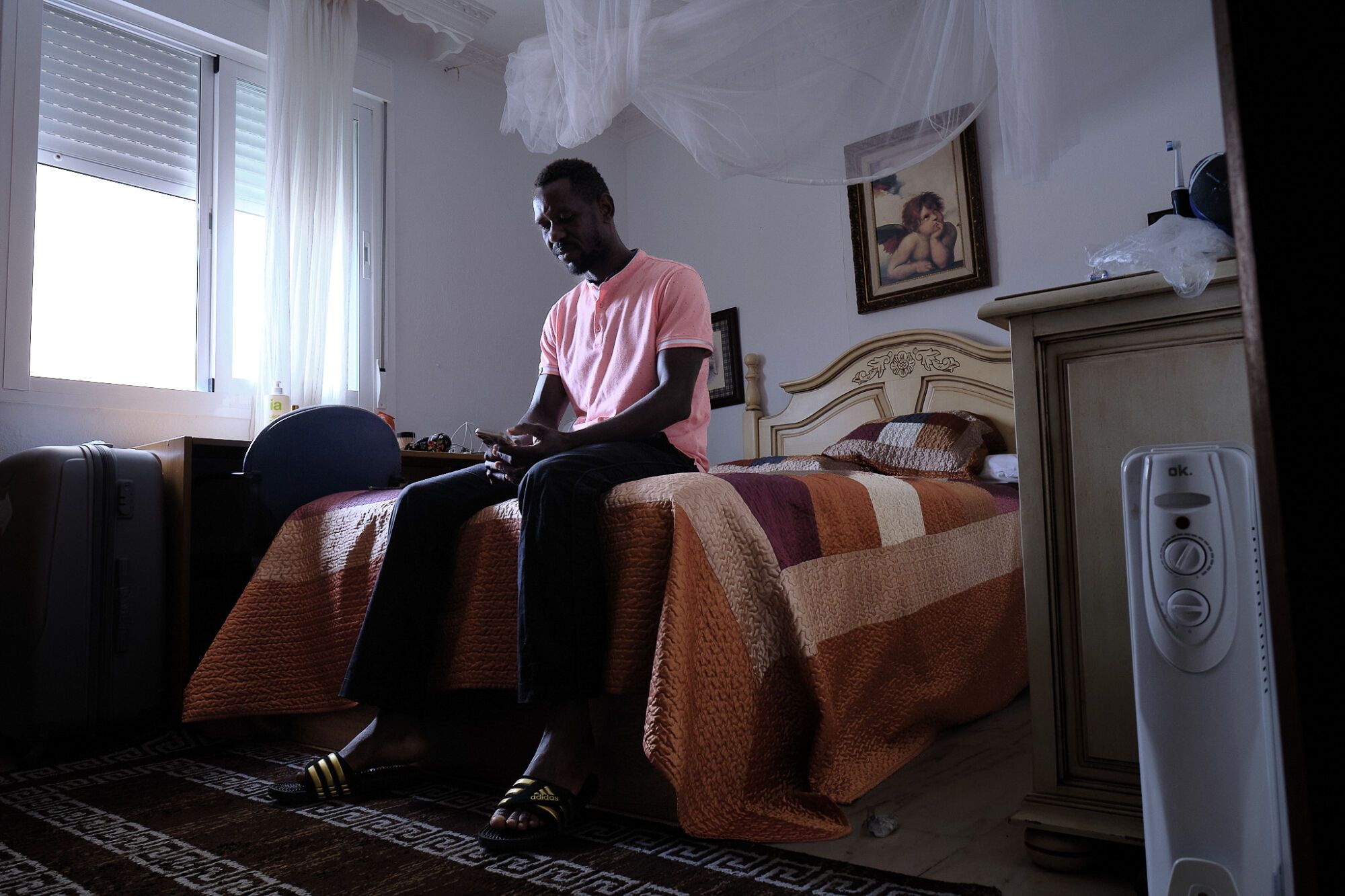 El abrazo entre lágrimas de Abdou Ngom a Luna Reyes, trabajadora de Cruz Roja, en la playa del Tarajal dio la vuelta al mundo y humanizó aquella crisis migratoria que se vivió en mayo de 2021 en la frontera de Ceuta. Sus amigos, con los que compartía piso y trabajo, cuentan cómo fueron sus últimos días en Málaga

