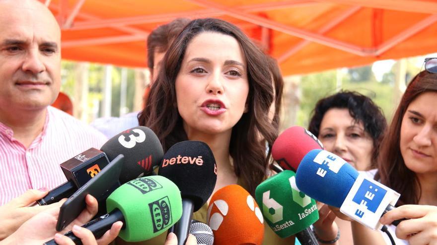 Inés Arrimadas ha parlat de les agressions agent que porta llaços grocs