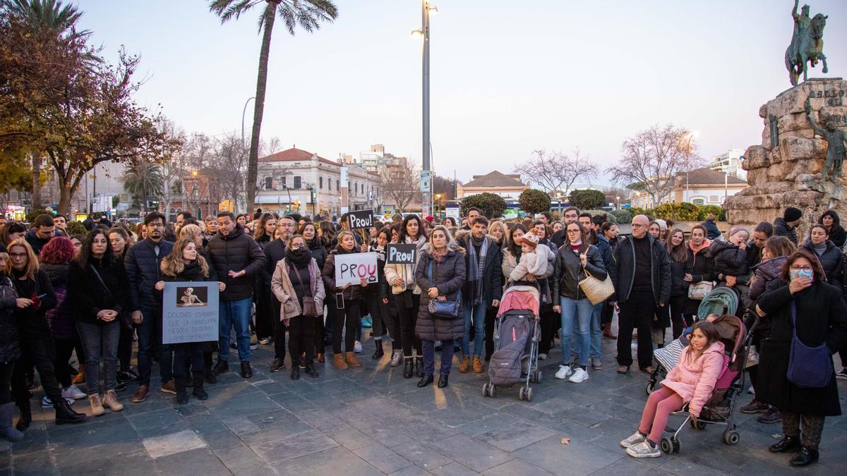 Grupo de interinos docentes manifestándose en la plaza de España