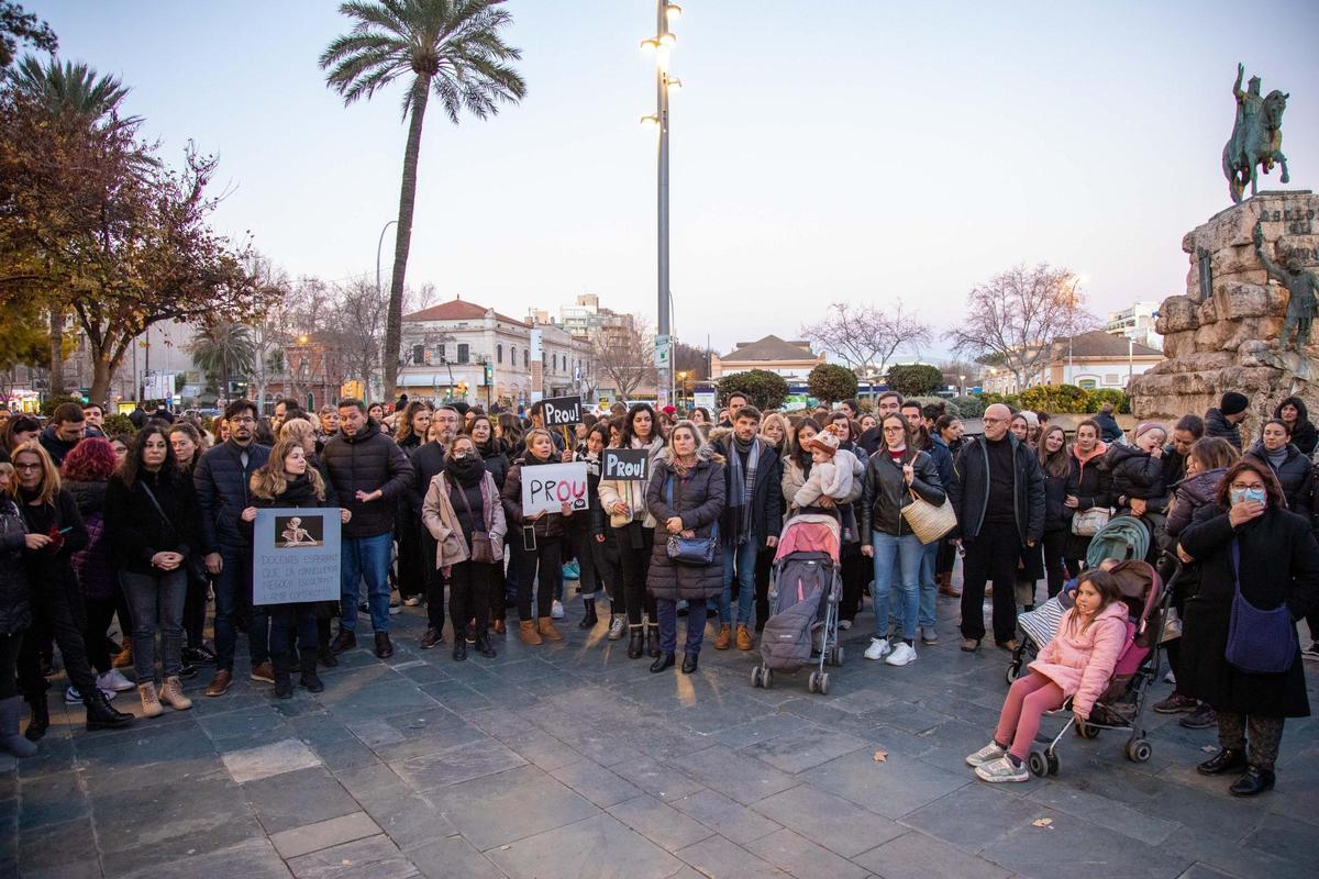 Grupo de interinos docentes manifestándose en la plaza de España